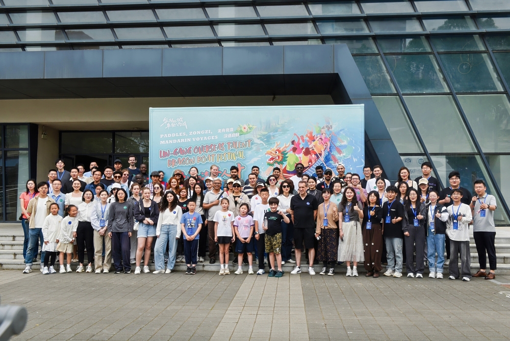 工作人员与嘉宾合影留念