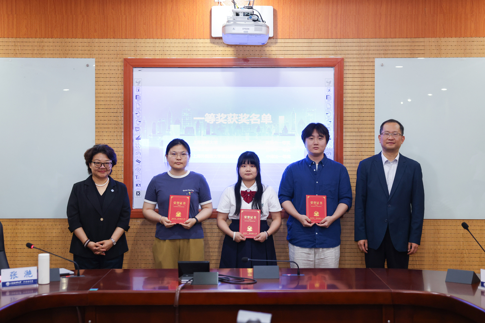 与会领导为一等奖选手颁奖