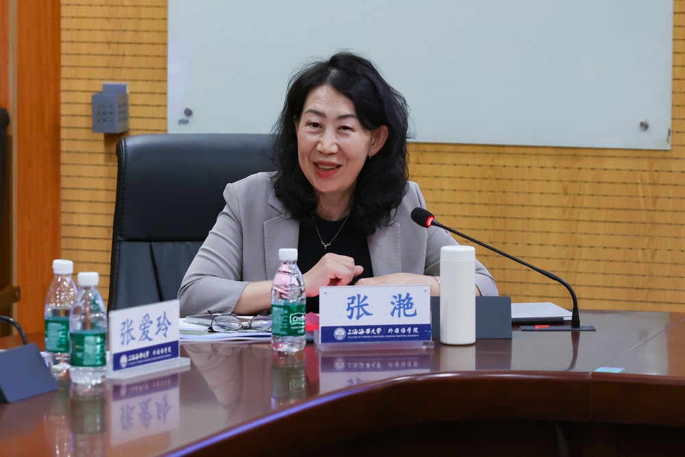外国语学院院长张滟发言