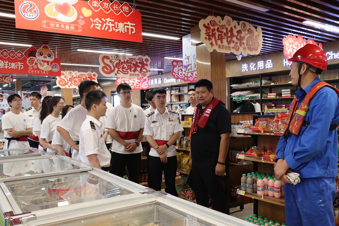 调研新生圩水上绿色综合服务区船员超市