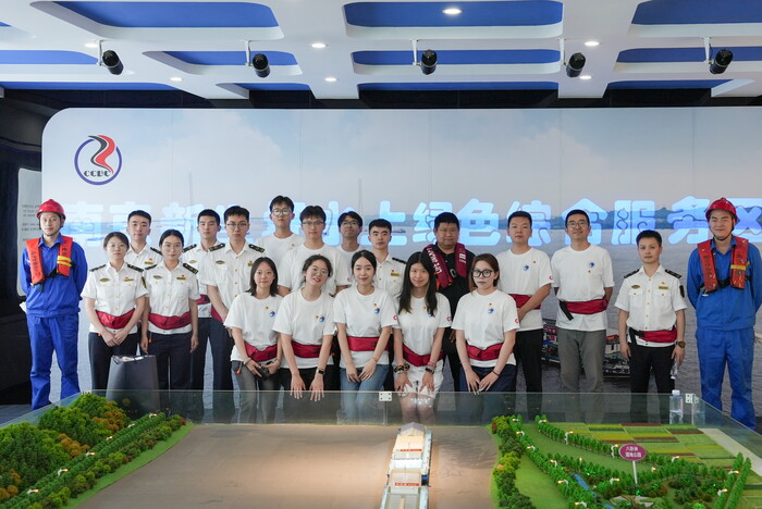 调研新生圩水上绿色综合服务区