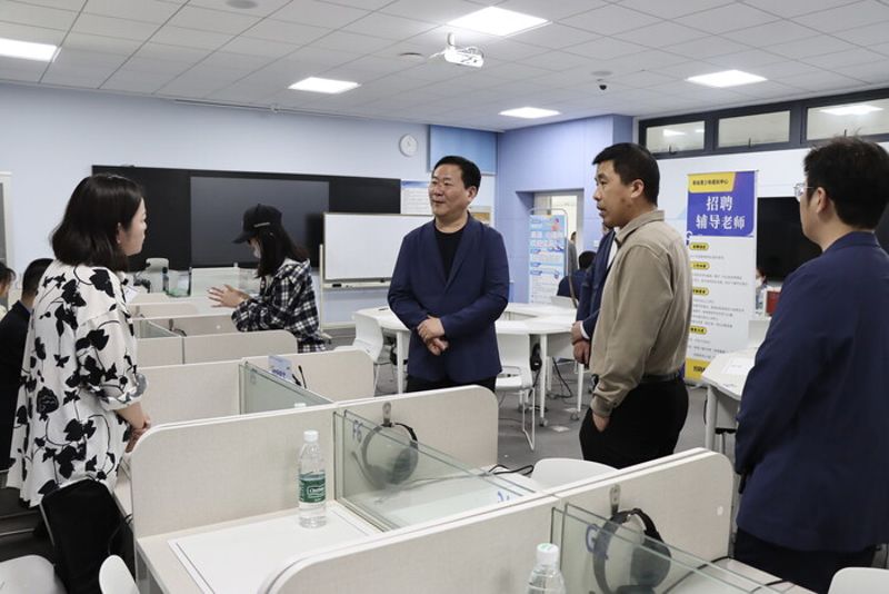 李品友书记与用人单位交流