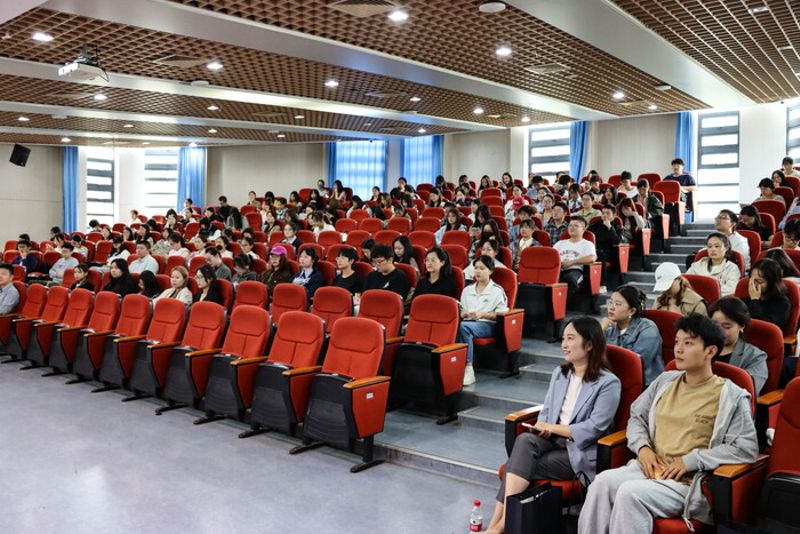 听校友讲航运故事主题活动现场