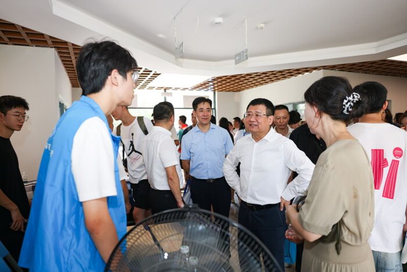 宋宝儒书记慰问迎新工作人员