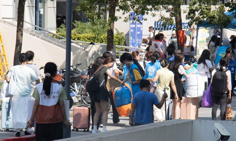 志愿者搬运行李